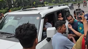 মন্ত্রী বললেন বাবা শুনো, বিক্ষোভকারী বললেন ‘এখানে দেশ বিক্রি হচ্ছে, ঢুকতে দেবো না’
