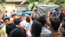 ছাত্রকে ধর্ষণেচেষ্টা: মাদ্রাসার অধ্যক্ষকে অবরুদ্ধ: উদ্ধারে গিয়ে ওসিসহ ৩ পুলিশ আহত