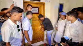 মব করে পদত্যাগপত্রে সই: এবার সেই উপাচার্যকে ক্যাম্পাসে আনলেন বিএনপির নেতারা