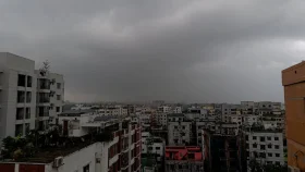 রাজধানীতে বৃষ্টি, কালো মেঘে ঢেকে আছে পুরো আকাশ 