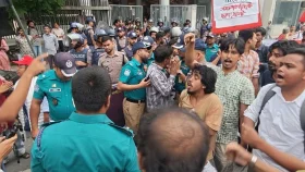 ডিপি ওয়ার্ল্ডের সঙ্গে চুক্তির প্রতিবাদে আগারগাঁওয়ে বিক্ষোভ, পুলিশের লাঠিচার্জ