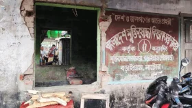 মুক্তিযোদ্ধা সংসদের কার্যালয়ে ভাঙচুর, চেয়ার-টেবিল-আসবাব-আলমারি লুট