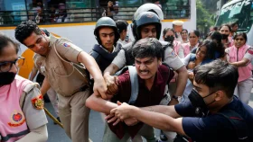ছবিতে দিল্লিজুড়ে ধরপাকড়