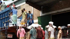 দোকানে দোকানে সার, কৃষক বলছে ‘পাচ্ছি না’