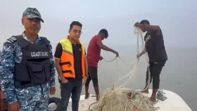নিষেধাজ্ঞা অমান্য করায় দুই আড়তদারকে জরিমানা, জব্দ ইলিশ-কারেন্ট জাল
