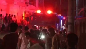 আশুলিয়ায় আগুনে পুড়ছে বাসাবাড়ি, এর মধ্যে ঘরের সব জিনিসপত্র চুরি-লুট