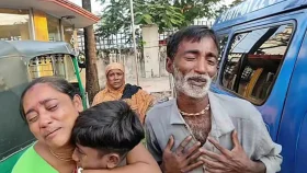 বুকের ভেতর আগলে রেখেছিলাম তোরে, ফুলের টোকাও লাগতে দিইনি মা