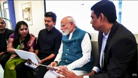 দিল্লিতে চলছে আন্দোলন: এমন সময় মোদি কোথায়, কী করছেন
