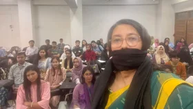 মুখে কালো কাপড় বেঁধে ক্লাস নিলেন ঢাবি অধ্যাপক সামিনা লুৎফা