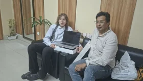 ম্যাকবুক উপহার দি‌য়ে জার্মান পর্যট‌কের দুঃখ ঘোচা‌লেন একজন
