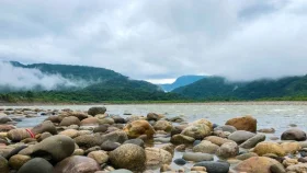 পাথরের স্তূপে হারাচ্ছে নদীর সৌন্দর্য, সংকটে পর্যটন ও হাজারো শ্রমিকের জীবিকা