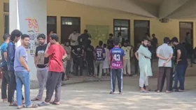 চুয়েটে নতুন উপাচার্যকে অবরুদ্ধ করে ভবনে তালা, বিচ্ছিন্ন বিদ্যুৎ সংযোগ
