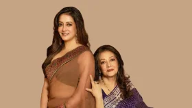 মায়ের শিফন শাড়িতে মুনমুন, দিদিমার দুলে রাইমা! স্মৃতির সাজে ফিরলেন সুচিত্রা