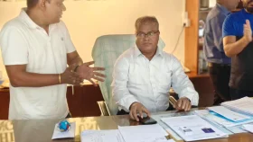 চুয়েটে শাটডাউন, ছাত্রদল নেতাদের নিয়ে তালা ভেঙে নিজ দফতরে ঢুকলেন নতুন উপাচার্য