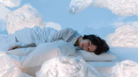 ঘুমের মধ্যে স্বপ্ন দেখি কেন? স্মৃতি-আবেগ-মস্তিষ্কের খেলা, কী বলছে বিজ্ঞান