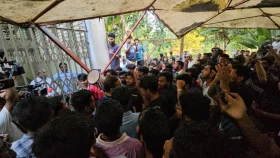 ছাত্রদল নেতারাসহ উপাচার্যকে ভেতরে রেখে ভবনে তালা দিলেন শিক্ষার্থীরা, বিদ্যুৎও বিচ্ছিন্ন