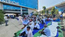 আলোচনা না হওয়ায় বন্দরে গণ-অনশন, দাবি চুক্তি বাতিল