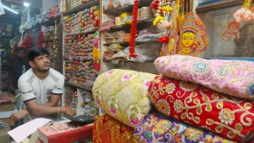 পুরান ঢাকায় দুর্গাপূজার প্রস্তুতি: দাম বাড়ায় কমেছে কেনাবেচা