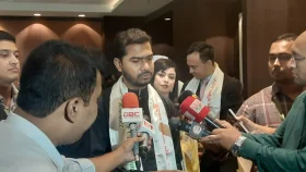 আটকে পড়া কর্মীদের ভিসার মেয়াদ বাড়াতে আলোচনার চেষ্টা চলছে: প্রতিমন্ত্রী