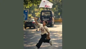 ভাইরাল ছবির এসএফআইয়ের পতাকা হাতে কে এই পুঝাক্কাল পবিত্রা?