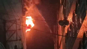 ৮ ঘণ্টা পেরোলেও নিয়ন্ত্রণে আসেনি চকবাজারের আগুন