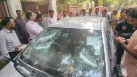 ঢাবি শিক্ষকের ছেলের গাড়ির ধাক্কায় ৭ শিক্ষার্থী আহত