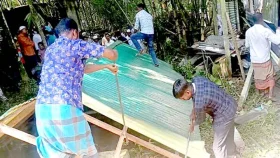 প্রতিবেশীর দ্বন্দ্বে বন্ধ কবরস্থানের রাস্তা, ঘর ভেঙে লাশ দাফন