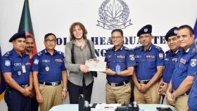 জার্মান পর্যটকের হারানো ল্যাপটপ হস্তান্তর, পুরস্কৃত দুই পুলিশ কর্মকর্তা