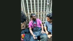 চকবাজারে আগু‌নের ধোয়ায় চেহারা কা‌লো হ‌য়ে গে‌ছে ফায়ার ফাইটার ও স্বেচ্ছা‌সেবক‌দের