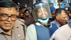 এজলাসে আইনজীবীদের মারামারি, কাঠগড়ায় দাঁড়িয়ে আয়াস চাইলেন ক্ষমা