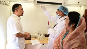 নিরাপদ খাদ্য পরীক্ষার ভ্রাম্যমাণ ল্যাব পরিদর্শন করলেন প্রধানমন্ত্রী