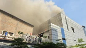 টঙ্গীতে ওষুধ কারখানার আগুন ছড়ালো পাশের ভবনে, পানির সংকটে বাড়ছে চ্যালেঞ্জ