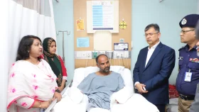 ছিনতাইকারীর হামলায় আহত পুলিশ কর্মকর্তাকে দেখতে গেলেন স্বরাষ্ট্রমন্ত্রী