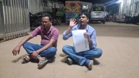 অফিসের ভবন থেকে পড়ে কর্মকর্তা নিহত, থানার সামনে স্বজনদের অবস্থান