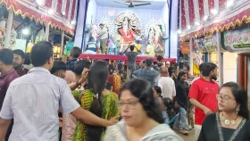 বোধনের মধ্য দিয়ে দুর্গোৎসব শুরু, মণ্ডপে মণ্ডপে ভিড়