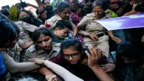 এবার যন্তর মন্তর থেকে নেহাকে আটক করলো দিল্লি পুলিশ