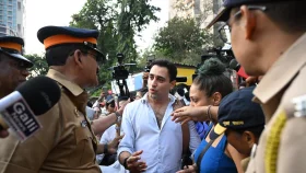 ভারত ছাড়ার নির্দেশের বিরুদ্ধে আদালতে যাচ্ছেন নায়ক ইমরান খান