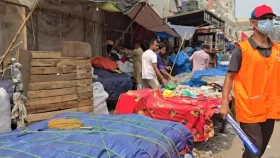 রাজধানীর নিউমার্কেটে এলাকায় ফুটপাতে উচ্ছেদ অভিযান