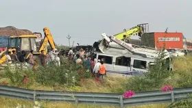 গাড়ি চালানোর সময় ঘুমিয়ে পড়লেন চালক, দুর্ঘটনায় নিহত ৮