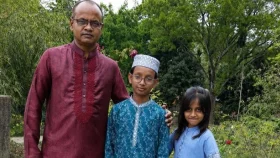 এক দুর্ঘটনায় স্ত্রী ও দুই সন্তানকে হারিয়ে পাগলপ্রায় শিক্ষক