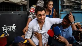 ‘আমি সাধারণ বিদেশি নই’: দেশ ছাড়ার নোটিশকে চ্যালেঞ্জ নায়ক ইমরান খানের