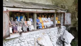 কবর থেকে তুলে মৃত স্বজনদের সাজান তাঁরা!