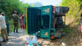 সাজেকে চাঁদের গাড়ি উল্টে আহত ৭ পর্যটক, আশঙ্কাজনক ২