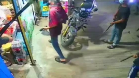 মাথায় হেলমেট, হাতে বন্দুক: দোকানে ঢুকে ২০ সেকেন্ডেই ব্যবসায়ীকে গুলি