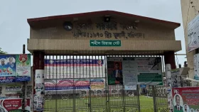 মোবাইল নম্বর ব্লক করায় ডেকে এনে দুই ছাত্রীকে জুতাপেটা