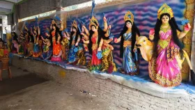 আধা কিলোমিটারের মধ্যে ৩৫৩ প্রতিমা, দেখতে দর্শনার্থীদের ভিড়