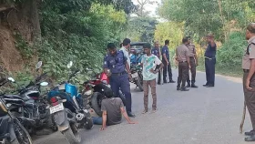 কক্সবাজারে সড়কে প্রকাশ্যে অস্ত্র হাতে ৫০-৬০ যানবাহনে লুটপাট