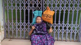 ছয় ছেলের কারও ঘরে ঠাঁই পেলেন না ৮৫ বছরের বৃদ্ধা মা, দরজায় বসে কাঁদছেন