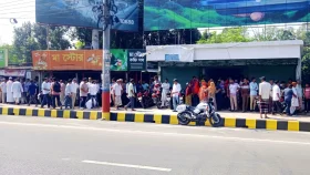 রাজশাহীর পথে প্রধানমন্ত্রী, একনজর দেখার অপেক্ষায় হাজারও মানুষ