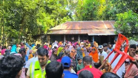 নিজ ঘরে বৃদ্ধাকে গলা কেটে হত্যা, মেয়ে বললেন ‘ওরা সব লুট করে নিয়ে গেছে’